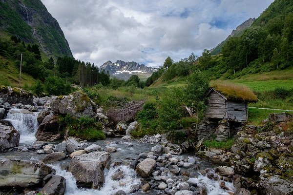 Mer informasjon om "Middagshornet via Hallehornet (Møre og Romsdal)"